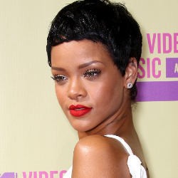 Rihanna Makin Sering Kunjungi Klub Striptease