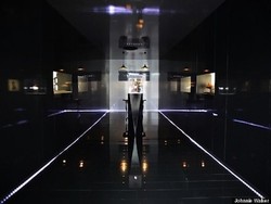 Toko Ini Hanya Menjual Satu Botol Whisky Johnnie Walker