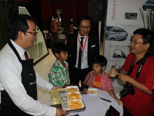 Bos Peugeot Jadi Pelayan di IIMS