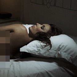 Eva Longoria Pamer Bokong Indahnya di Asleep at the Chateau