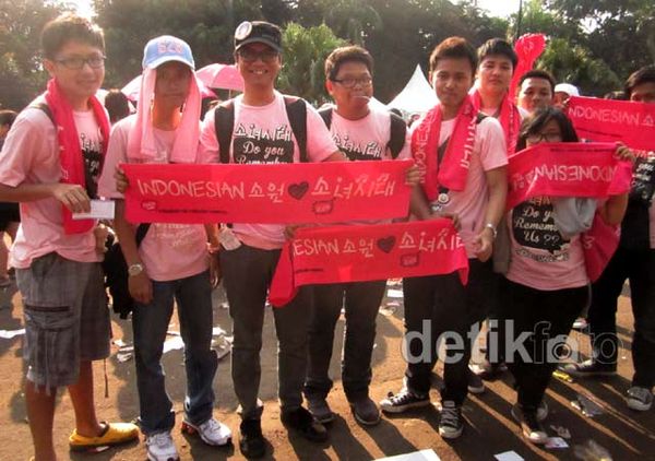 Pria-pria Berbaju Pink di SM Town Jakarta
