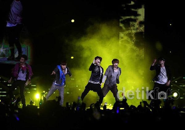 Penampilan Enerjik SHINee di SM Town Jakarta
