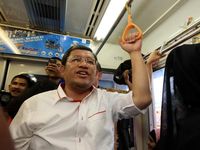 Ahmad Heryawan Naik KRL
