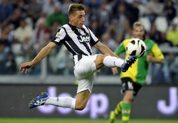 Emanuele Giaccherini melompat untuk mengontrol bola. Reuters/Giorgio Perottino.