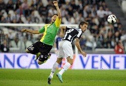 Claudio Marchisio berebut bola dengan Perparim Hetemaj dalam laga yang dihelat di Juventus Stadium. Reuters/Giorgio Perottino.