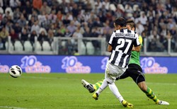 Fabio Quagliarella melepaskan tembakkan yang berbuah gol. Dalam pertandingan ini, Quagliarella dua kali membobol gawang Chievo. Reuters/Giorgio Perottino.