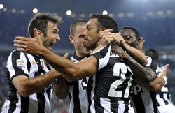 Fabio Quagliarella merayakan gol bersama rekan-rekannya. Reuters/Giorgio Perottino.