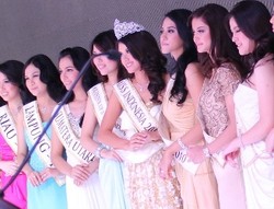 Miss Indonesia Ramaikan Booth Daihatsu