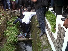 Dorong-dorongan dengan Pendemo, Polwan Terjerembab ke Parit