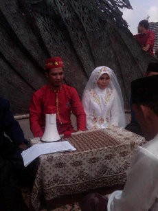 Wah, Pengurus Parpol Nikah di Tugu Bahenol lalu Demo Hari Tani