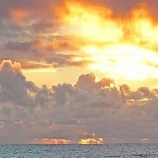 Demi Amal, Ratusan Orang di Inggris Berendam Bugil Massal di Pantai