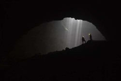 Terjun ke Dalam Perut Bumi di 3 Gua Ini