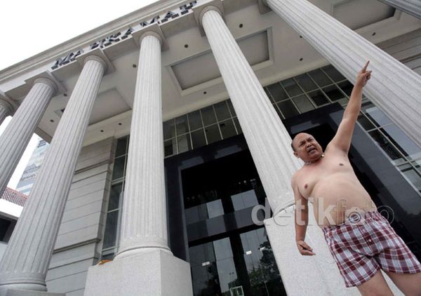 Aksi Nekat Telanjang Dada di MK
