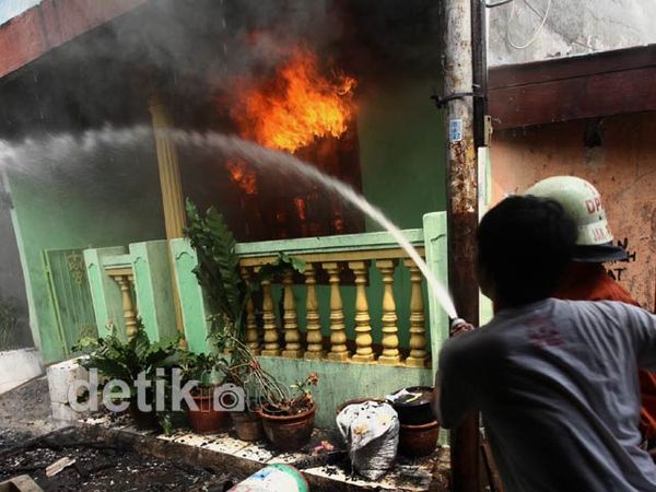 Api Mengamuk, 10 Rumah Ludes Terbakar