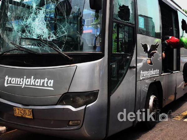 Tabrak Pemotor, TransJ Diamuk Massa