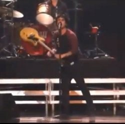 Durasi Konser Dipotong, Vokalis Green Day Ngamuk