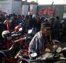 Ratusan Buruh Kembali Blokir Pintu Masuk PT Langgeng