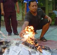 Ratusan LKS Bergambar Miyabi Akhirnya Dibakar