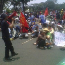 Ratusan Petani Blokir Jalan di Depan Gedung Sate