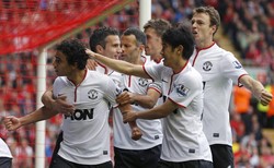 Tak lama berselang, tim tamu menyamakan skor melalui gol Rafael Da Silva. REUTERS/Phil Noble.