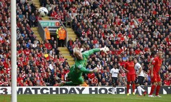 Pepe Reina gagal membendung tendangan melengkung Rafael Da Silva. REUTERS/Phil Noble.