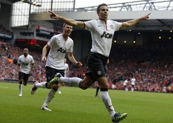 Robin van Persie akhirnya jadi penentu kemenangan MU. Tendangan penaltinya sepuluh menit jelang berakhirnya waktu normal membawa timnya unggul 2-1. REUTERS/Phil Noble.