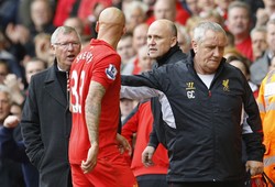 Liverpool sudah harus bermain dengan sepuluh pemain menjelang akhir babak pertama. Jonjo Shelvey diusir wasit karena melakukan pelanggaran keras. Tampak Shelvey beradu mulut dengan Alex Ferguson saat berjalan meninggalkan lapangan. REUTERS/Phil Noble.