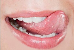 Terus Menerus Jilati Bibir Malah Bikin Perempuan Nggak Cantik