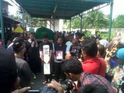 Ratusan Siswa SMA 6 Antarkan Jenazah Alawy ke Liang Lahat   Ratusan Siswa SMA 6 Antarkan Jenazah Alawy ke Liang Lahat