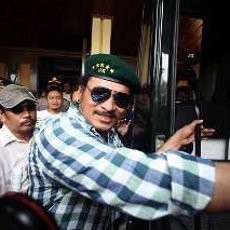 10 Pria Anti John Kei Pamer Spanduk di Sidang John Kei