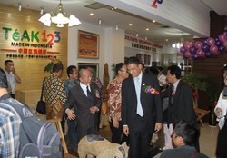 Toko Furnitur Made In RI Pertama Buka di China