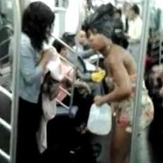 Hah?! Wanita AS Mandi di Dalam Kereta Disaksikan Para Penumpang