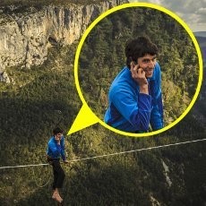 Meniti Tali di Atas Jurang, Pria Ini Sempat-sempatnya Terima Telepon