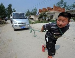 Bocah 7 Tahun Asal China Sanggup Tarik Mobil 1,85 Ton