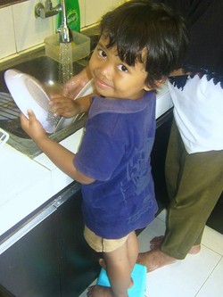 Cuci Piring Pakai Sunlight Yuk!