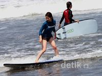 Asyiknya Belajar Selancar di Pantai Kuta
