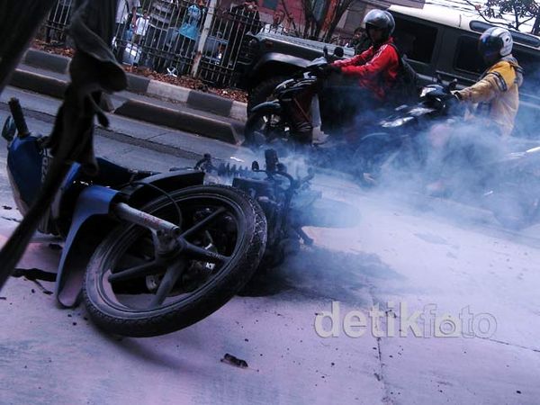 Motor Pegawai Dishub Terbakar di Buncit Raya