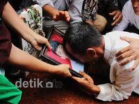 Isak Tangis Pecah di Pemakaman Alawy