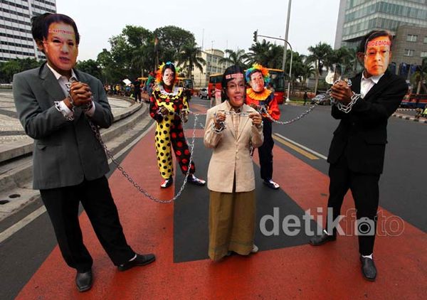 Aksi Teatrikal Tuntut Pemerintah Stop Obligasi Rekap