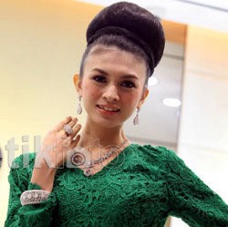 Celana Jeans Donita Melorot Gara-gara Terlalu Kurus