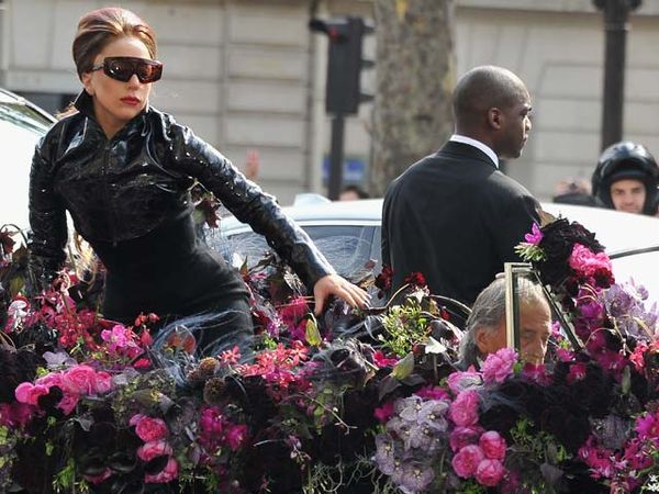 Gaya Futuristik Lady Gaga