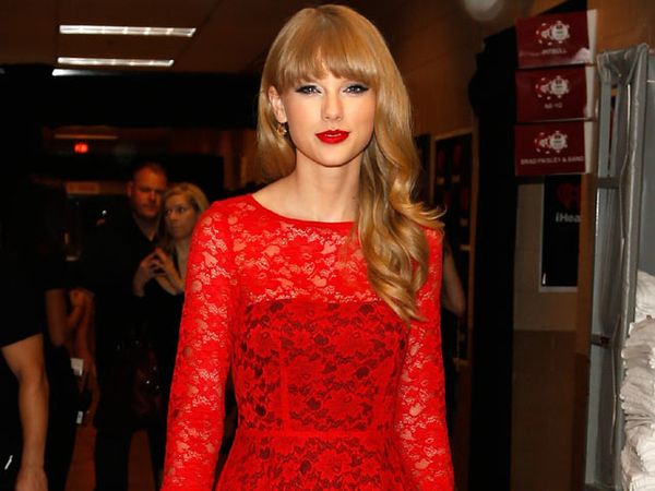 Bibir Merah Taylor Swift