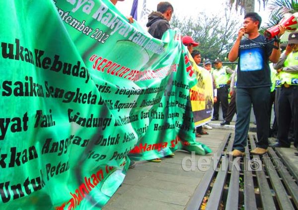 Ratusan Petani Demo di Gedung Sate