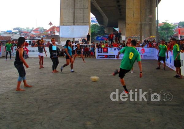 Sepakbola 24 Jam Diramaikan 8 Waria