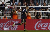 Pertandingan di Stadion Campo de Futbol de Vallecas, Selasa (25/9/2012), Benzema lebih dahulu membuat Madrid unggul 1-0 di babak pertama. REUTERS/Susana Vera.