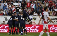Para pemain Madrid merayakan gol yang dibuat Benzema. REUTERS/Susana Vera.