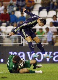 Ronaldo mendapatkan sejumlah peluang emas namun dapat dimentahkan kiper Rayo Vallecano, Ruben Martinez. REUTERS/Susana Vera.