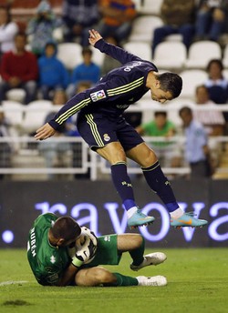 Ronaldo mendapatkan sejumlah peluang emas namun dapat dimentahkan kiper Rayo Vallecano, Ruben Martinez. REUTERS/Susana Vera.