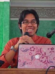 Ahmad Fuadi Menulis Kisah Anak-anak Sumatera Barat dari Italia