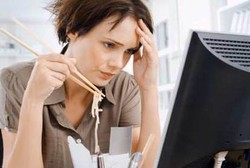 Menyantap Makan Siang di Meja Kerja Biasanya Cuma Cari Muka